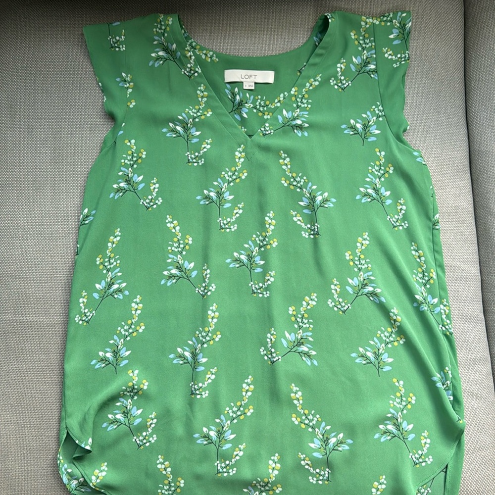 Loft top in spring green, size small